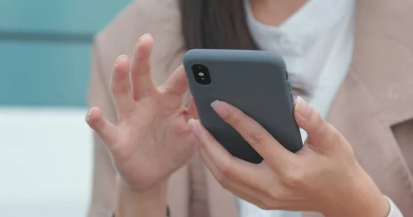 Mulher Usando Smartphone Mãos — Fotografia de Stock