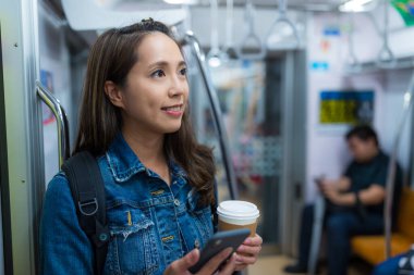 Kadın, vagonun içindeki cep telefonuna bak.