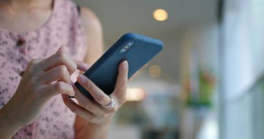 Açık havada kadın cep telefonu kullanımını kapat