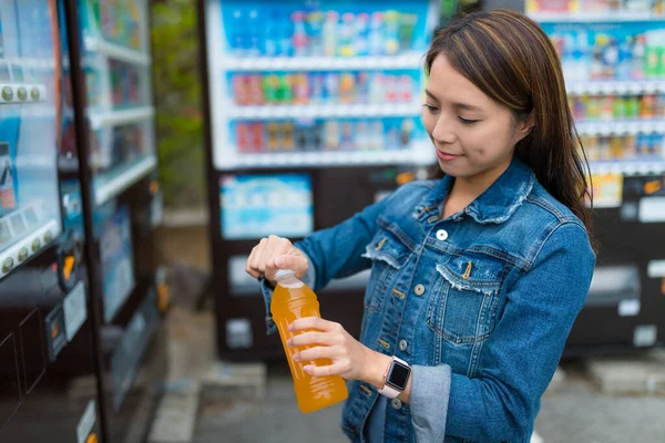 Donna comprare da bere in distributore automatico — Foto Stock