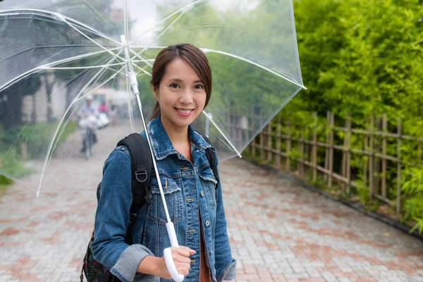 Femme portant un parapluie en plein air — Photo