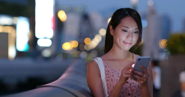Mujer uso de teléfono inteligente en la noche — Foto de Stock