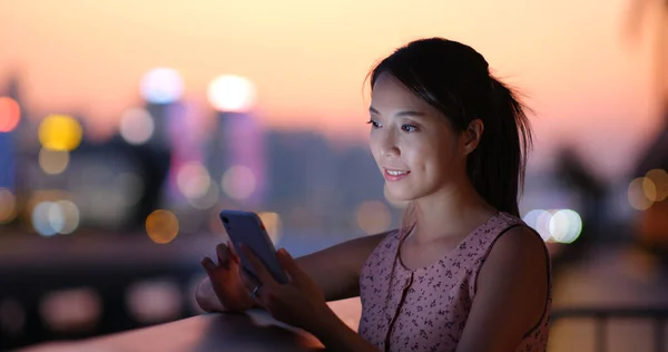 Mujer comprobar la ubicación en el teléfono móvil en la ciudad de Hong Kong en su — Foto de Stock