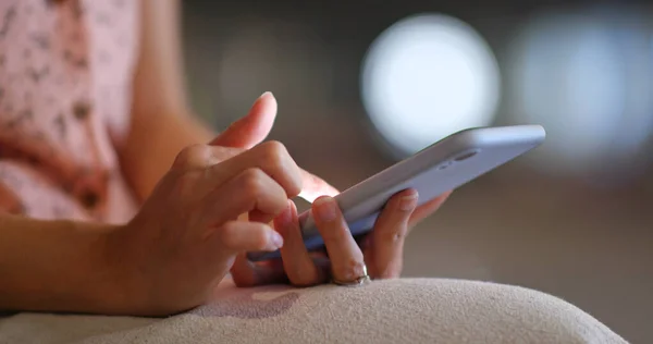 Woman use of mobile phone at night — Stock Photo, Image