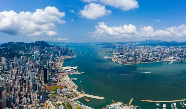 Hong Kong 03 septiembre 2019: Drone vuela sobre la ciudad de Hong Kong —  Fotos de Stock