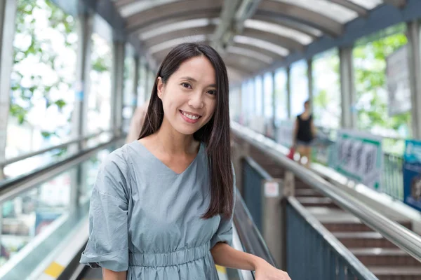 Kvinna Besöker Centrala Distriktet Hongkong — Stockfoto