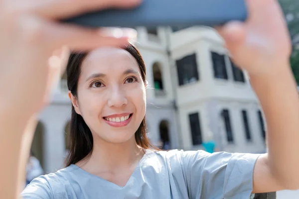 Vrouw nemen foto op mobiel op buiten — Stockfoto