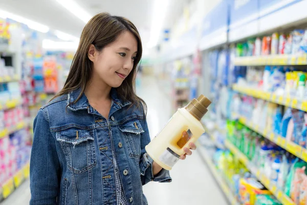 Žena koupit věc v supermarketu — Stock fotografie