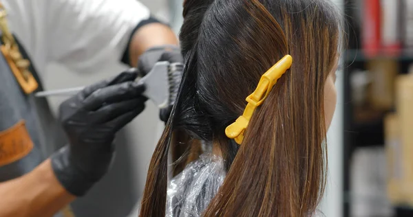 Donna con tintura per capelli nel salone di bellezza — Foto Stock