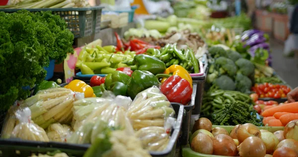 Venta de verduras frescas en el mercado húmedo —  Fotos de Stock