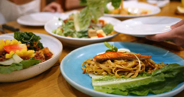 Coma cozinha tailandesa no restaurante — Fotografia de Stock