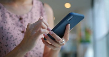 Alışveriş merkezinde kadın cep telefonu kullanımı