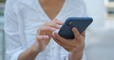 Dışarıda her yerde çalış, kadın cep telefonu kullan.