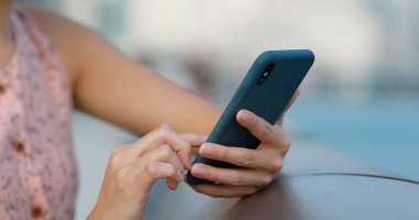 Açık havada akıllı telefon kullanan kadınları kapatın.