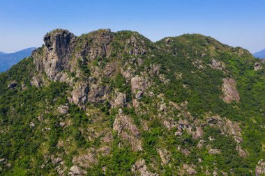 Açık mavi gökyüzü ile Hong Kong aslan rock dağı