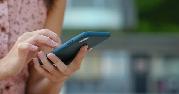 Primer plano del uso de la mujer del teléfono móvil al aire libre —  Fotos de Stock