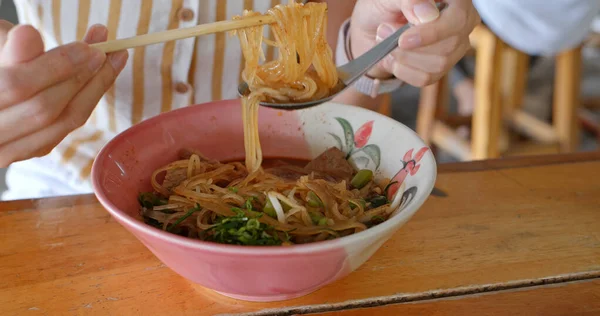 Ät med thailändskt kök hos utomhusförsäljaren — Stockfoto