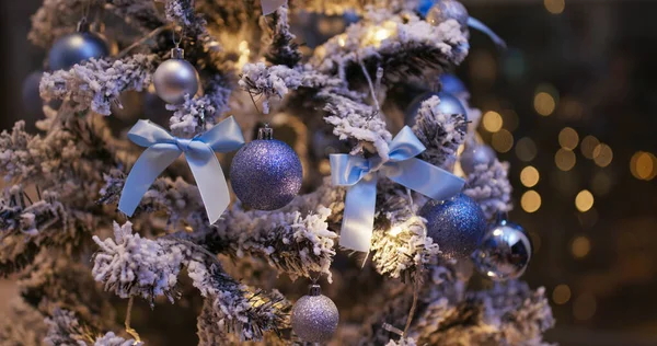 Різдвяна прикраса м'яч синього кольору вночі — стокове фото