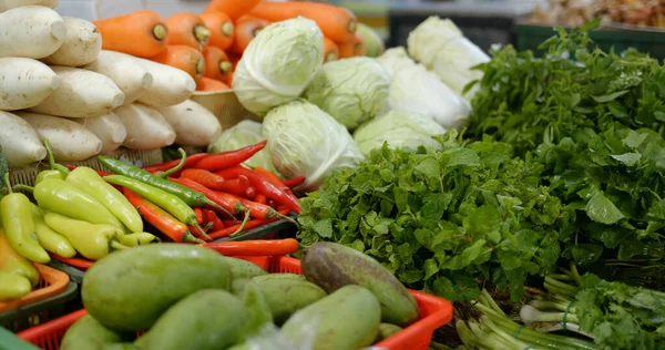 Venta de verduras frescas en el mercado húmedo — Foto de Stock