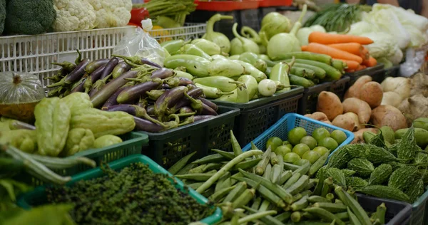 Venta de verduras frescas en el mercado húmedo — Foto de Stock