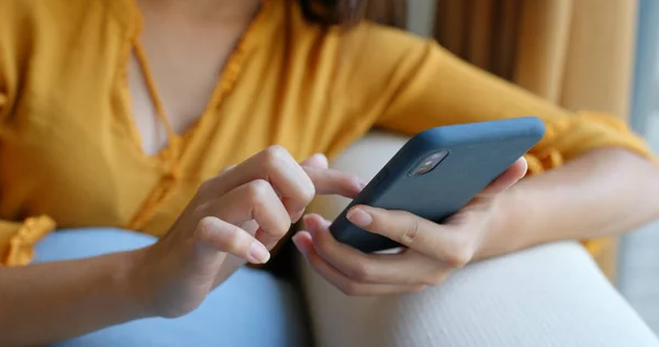 Frau benutzt Smartphone zu Hause — Stockfoto