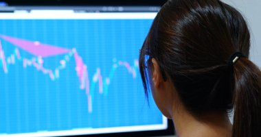 Borsa verileri üzerine çalışan kadınlar