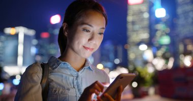 Cep telefonu online kadın kullanımı gece