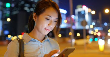 Akşamları kadınlar akıllı telefon kullanır.