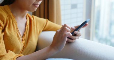 Evde kadın cep telefonu kullanımı