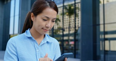 Akıllı telefon şehirde kadın çeke