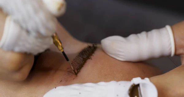 Procedimento de Microblading, trabalho mestre na sobrancelha da mulher — Fotografia de Stock