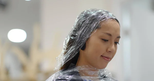 Femme avec traitement des cheveux attendre au salon de beauté — Photo