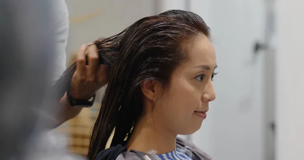 Asijské žena s vlhkostí vlasy léčba v salonu krásy — Stock fotografie