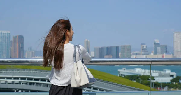 Donna guardare la vista sulla città di Hong Kong — Foto Stock