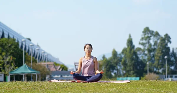 Femme faire du yoga au parc — Photo