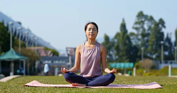 Wanita melakukan yoga di luar kota — Stok Foto