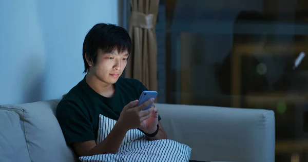 Azji mężczyzna korzystania z telefonu komórkowego w nocy — Zdjęcie stockowe