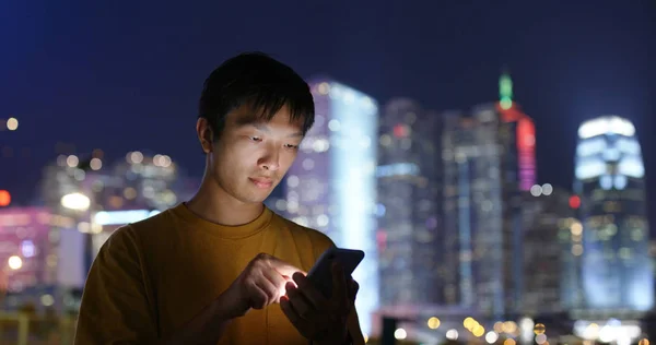 Homem uso de telefone celular à noite — Fotografia de Stock