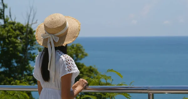 Woman tourist look at the sea ocean — Stock Photo, Image