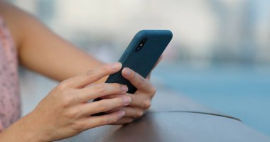 Açık havada akıllı telefon kullanan kadınları kapatın.