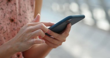Açık havada kadın cep telefonu kullanımını kapat