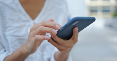 Dışarıda her yerde çalış, kadın cep telefonu kullan.