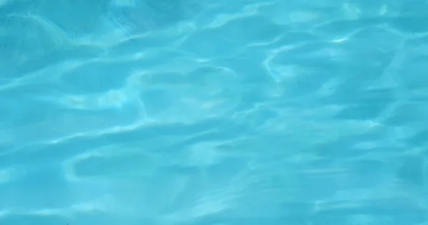 Голубая волна воды в бассейне — стоковое фото