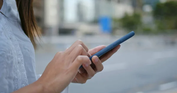 Mujer uso del teléfono móvil en la calle —  Fotos de Stock