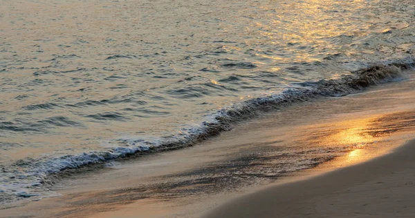 Praia de areia ao pôr-do-sol — Fotografia de Stock