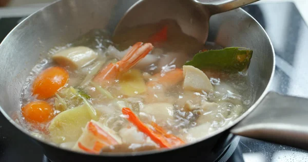 Cozinha tailandesa, sopa de Tom Yum — Fotografia de Stock