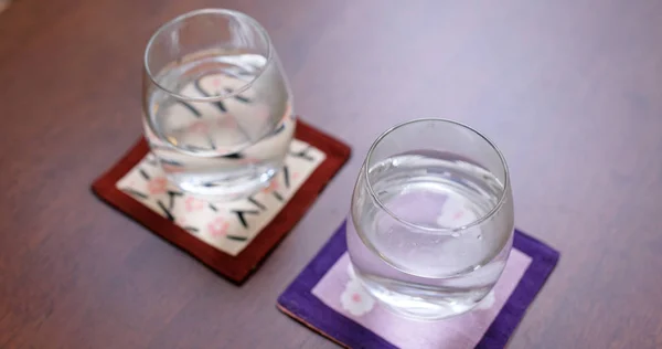 テーブルの上に水が２杯 — ストック写真