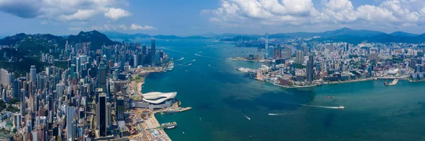 Hong Kong 03 septiembre 2019: Drone vuela sobre la ciudad de Hong Kong — Foto de Stock