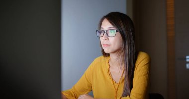 Kadınlar geceleri bilgisayarda çalışır.