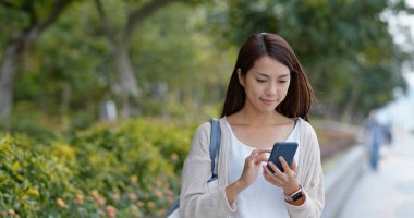 Hong Kong 'da kadın cep telefonu kullanımı
